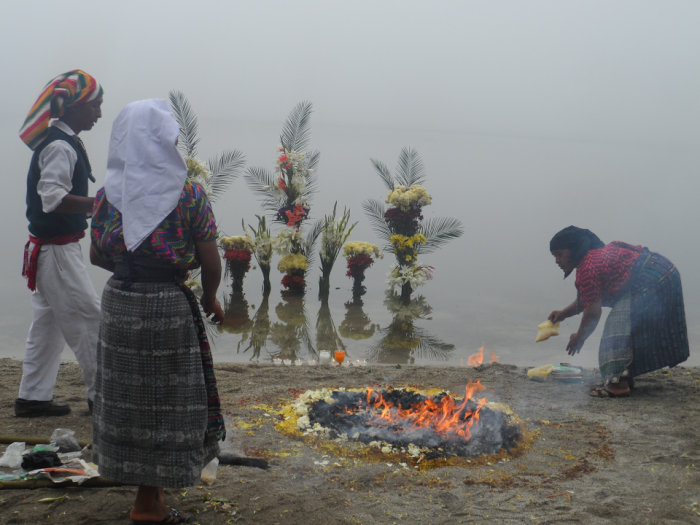 Ceremonias mayas en la Laguna de Chicabal, Quetzaltenango, Guatemala.